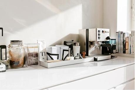 puro estilo nórdico moderno muebles de diseño librerias de obra grandes ventanales decoración en blanco casa de diseño blog decoración nórdica altos techos vigas blancas accesorios de diseño nórdico 