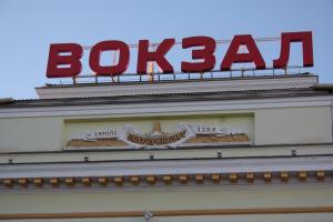 Detalle de la estación de trenes donde se puede apreciar la división entre Europa y Asia