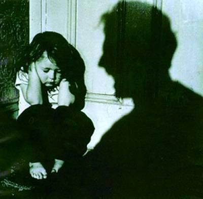 Las palabras pueden ser armas: una campaña de concienciación contra la violencia infantil.