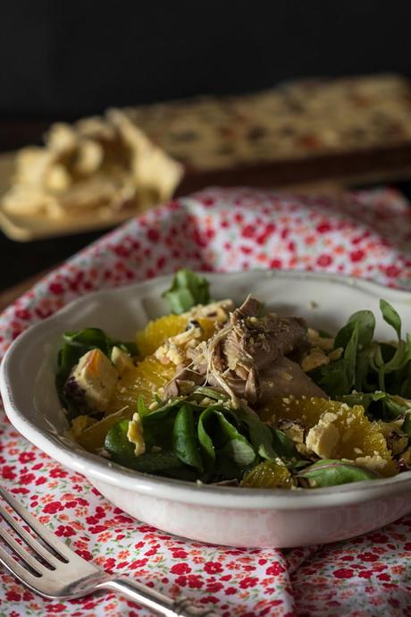 Ensalada con migas de perdiz escabechadas y turrón de yogur, arándanos y papaya