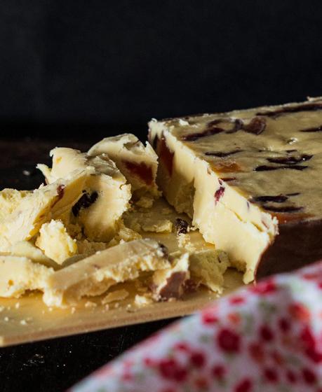Ensalada con migas de perdiz escabechadas y turrón de yogur, arándanos y papaya