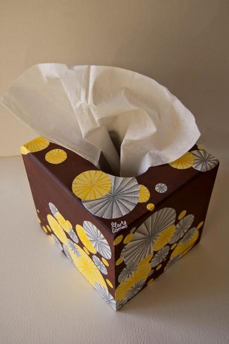 Caixa pompons grocs i blancs / Caja pompones amarillos y blancos