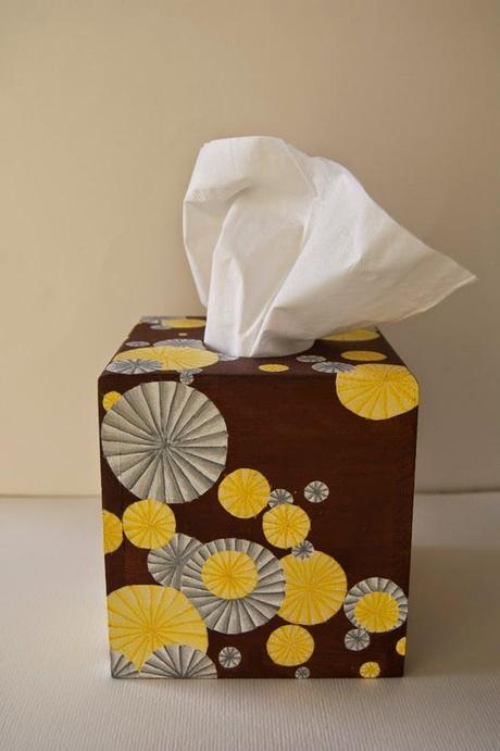 Caixa pompons grocs i blancs / Caja pompones amarillos y blancos