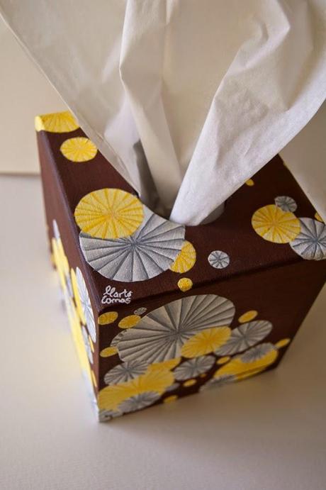 Caixa pompons grocs i blancs / Caja pompones amarillos y blancos