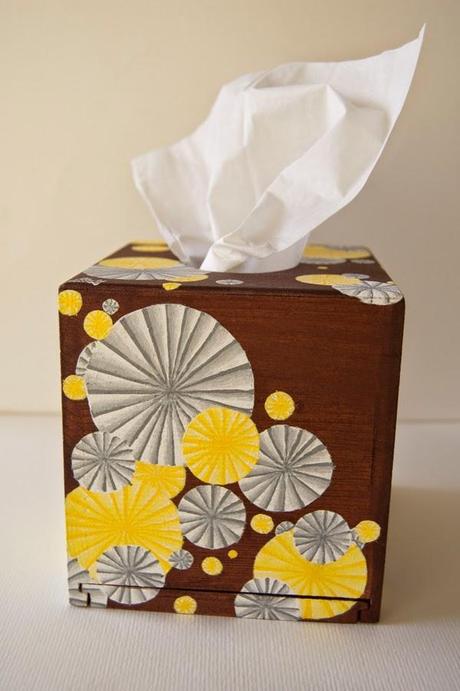 Caixa pompons grocs i blancs / Caja pompones amarillos y blancos