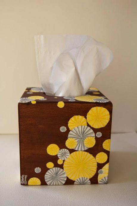 Caixa pompons grocs i blancs / Caja pompones amarillos y blancos