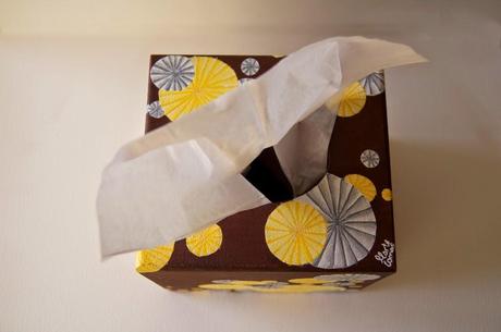 Caixa pompons grocs i blancs / Caja pompones amarillos y blancos