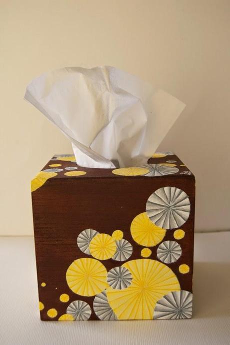 Caixa pompons grocs i blancs / Caja pompones amarillos y blancos