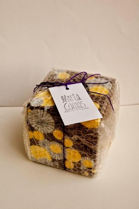 Caixa pompons grocs i blancs / Caja pompones amarillos y blancos