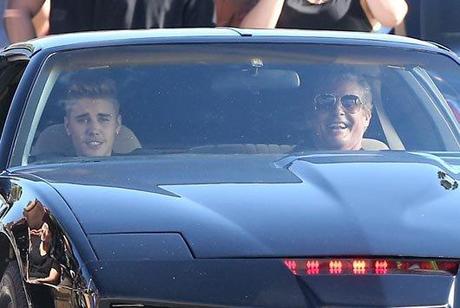 Justin Bieber y David Hasselhoff dan un paseo en ‘El coche fantástico’ Justin Bieber David Hasselhoff Kitt El coche fantástico