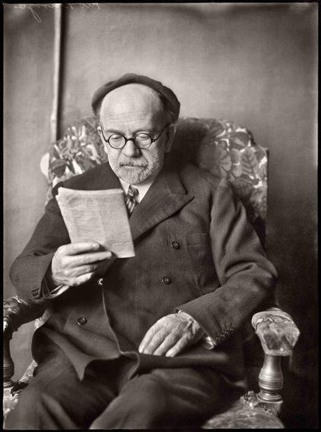 MORENO. Don Pío Baroja retratado leyendo en estudio del pintor Echevarría. Hacia 1930. (Fototeca del Instituto del Patrimonio Cultur al de España, MECD) 