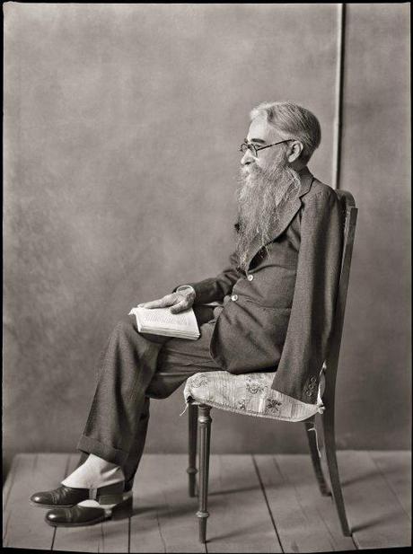 MORENO. Don Ramón del Valle Inclán en el estudio de l pintor Echevarría. Hacia 1930. (Fototeca del Instituto del Patrimonio Cultural de España, MECD) 