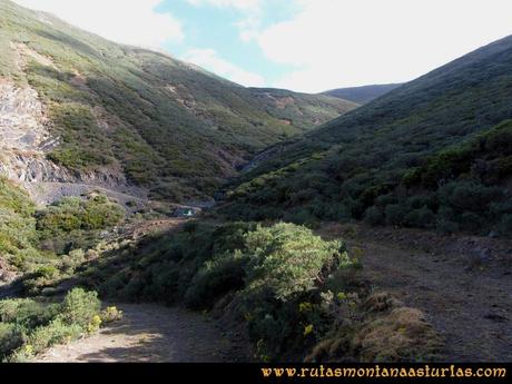 Ruta Arbás - Cellón, camino a la presa para subir a Entrambospuertos