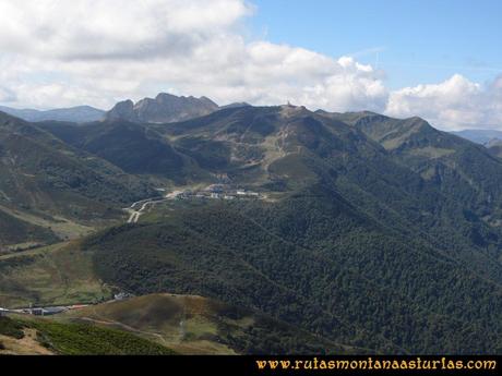 Ruta Arbás - Cellón. Vista de la estación de sky Valgrande - Pajares desde el Cellón