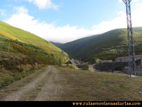 Ruta Arbás - Cellón: Camino entre las instalaciones mineras