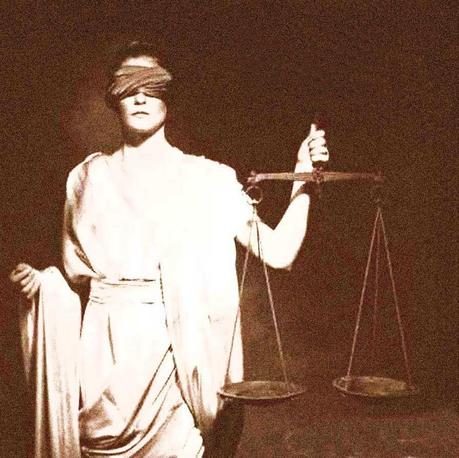 LA INCREÍBLE DOBLE MORAL DE JUECES Y LEYES Resulta descorazonador leer la noticia de un holandés que está en la cárcel por crímenes que, según pruebas irrefutables presentadas hace siete años, no cometió; a diferencia de lo ocurrido cuando se anuló la ...