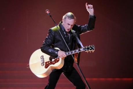 NEIL DIAMOND, GENIAL Y (A VECES) MENOSPRECIADO COMPOSITOR A pesar de su capacidad para crear grandes canciones, Neil Diamond ha sido muchas veces tratado de horterilla por rockeros y fundamentalistas, que siempre lo tacharon de comercial. Pero algo ten...