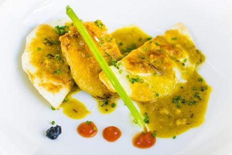 Dim Sum de pollo de corral en pepitoria con su alita confitada, ají limo y ajo negro, Desencaja