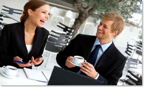 La mejor forma de conectar es quedar... La nueva campaña de Starbucks incita a las conversaciones cara a cara.