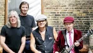 AC/DC escucha un minuto de su primer single Play Ball