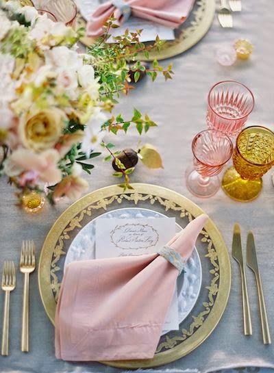 Es Tendencia: copas y vasos de distintos colores en los banquetes de boda