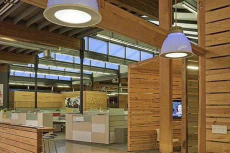 Espacios funcionales con gran cantidad de material reutilizado