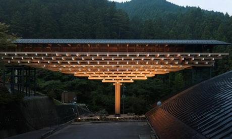 Unión de espacios gracias a una estructura de madera