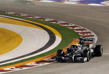 Lewis Hamilton se quedó con la pole en el Gran Premio de Singapur y sigue dando pelea