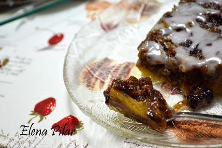 Pastel de rollos de canela con moras