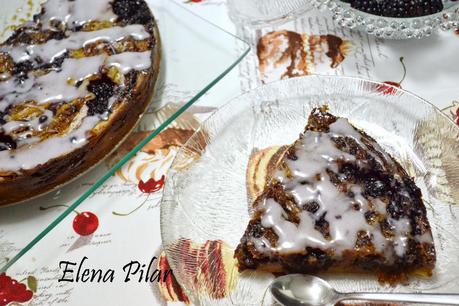 Pastel de rollos de canela con moras