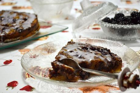 Pastel de rollos de canela con moras