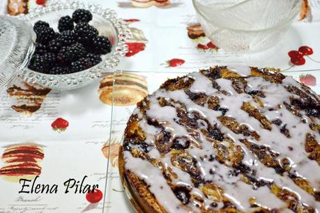 Pastel de rollos de canela con moras