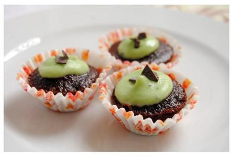Mini cupcakes de chocolate con cobertura de menta Mini cupcakes de chocolate con cobertura de menta