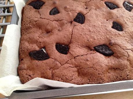 Brownies con Oreo receta fácil y rápida de postre postres rápidos con chocolate postres fáciles con chocolate postres delikatissen postres con chocolate y oreo brownies caseros con oreo brownie americano receta bizcocho humedo de chocolate