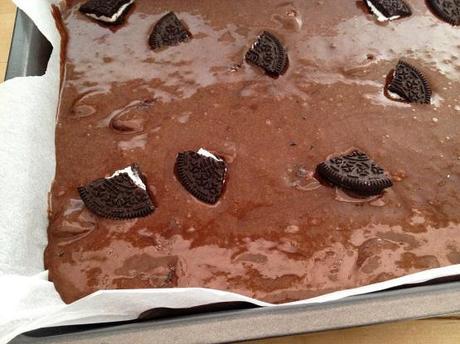 Brownies con Oreo receta fácil y rápida de postre postres rápidos con chocolate postres fáciles con chocolate postres delikatissen postres con chocolate y oreo brownies caseros con oreo brownie americano receta bizcocho humedo de chocolate