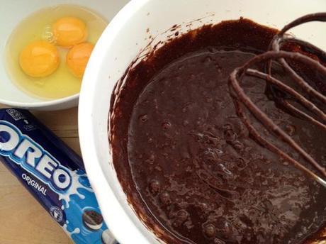 Brownies con Oreo receta fácil y rápida de postre postres rápidos con chocolate postres fáciles con chocolate postres delikatissen postres con chocolate y oreo brownies caseros con oreo brownie americano receta bizcocho humedo de chocolate