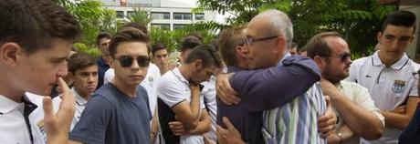 Concentración ante la Federación Murciana tras la muerte repentina de Esteban, este viernes.