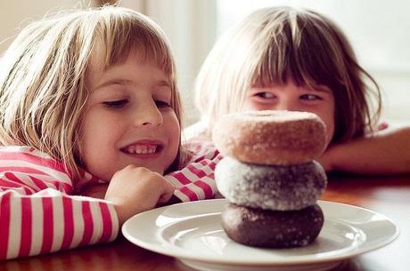 donuts gracias a Janice Cullivan de flickr.com dos ninas mirando a los donuts con una sonrisa en la boca