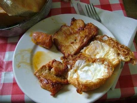 Huevos fritos con patatas y chistorra. 8º Receta de la infancia