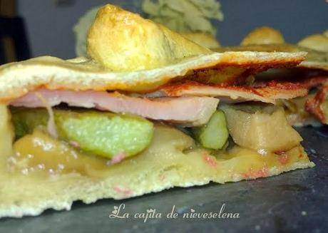 Empanada de boletus, lacón y trigueros