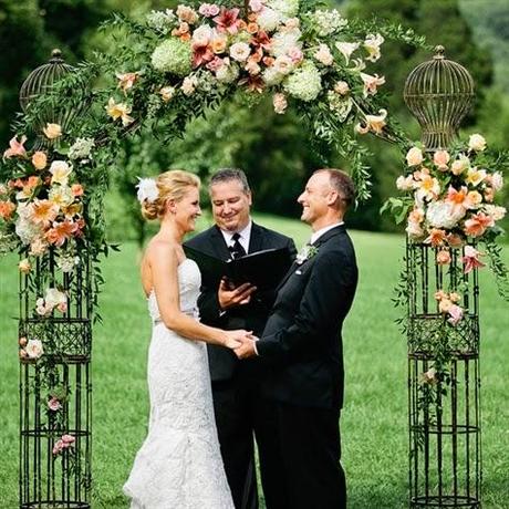 ¡Pon un arco de flores en la decoración de tu boda!