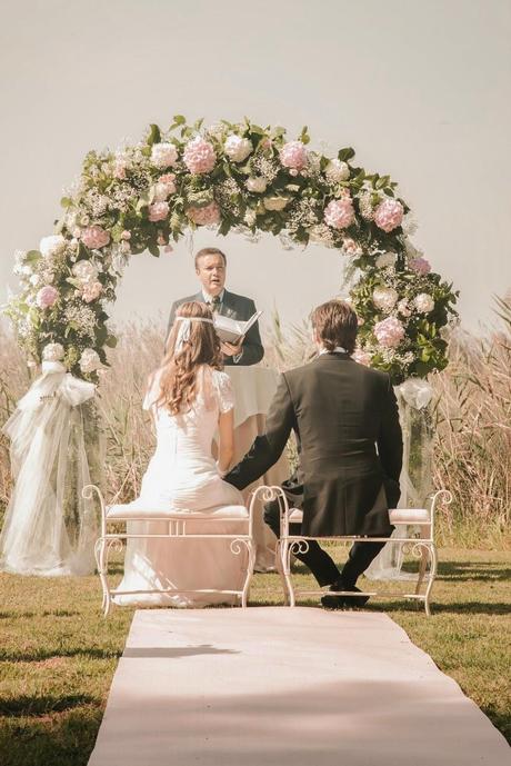 ¡Pon un arco de flores en la decoración de tu boda!