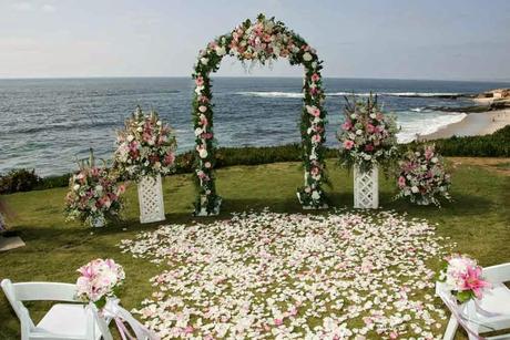 ¡Pon un arco de flores en la decoración de tu boda!