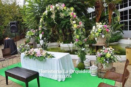 ¡Pon un arco de flores en la decoración de tu boda!