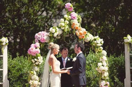 ¡Pon un arco de flores en la decoración de tu boda!