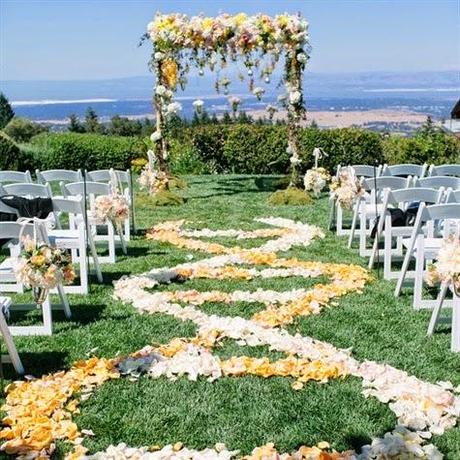 ¡Pon un arco de flores en la decoración de tu boda!