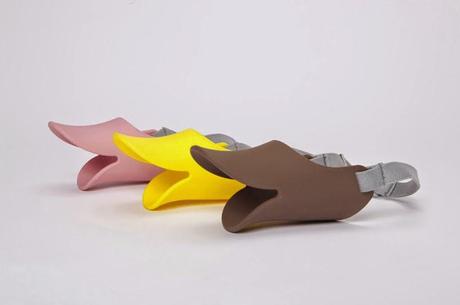 Un bozal para perros con forma de pico de pato