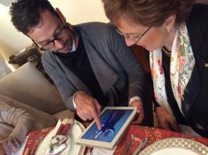 Macario enseña su nueva colección a la Embajadora de México