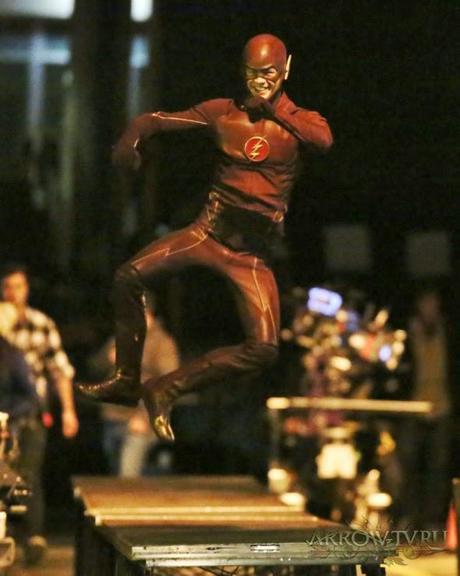 Primeras Imágenes Del Crossover Entre Arrow Y The Flash