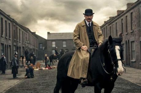 Peaky Blinders, Cillian Murphy, Sam Neill, Thomas Shelby, Helen McCrory, el zorro con gafas